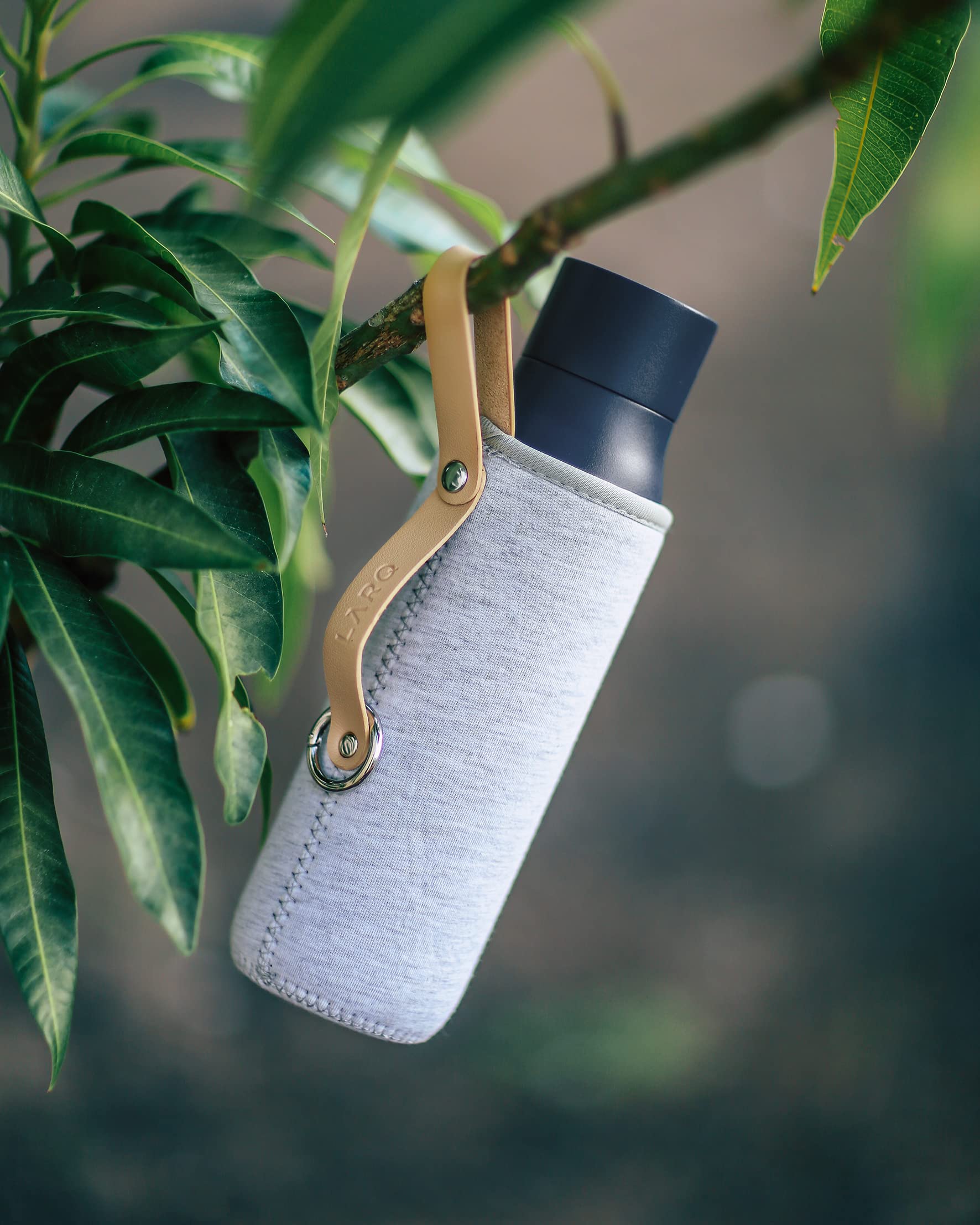 LARQ Frost & Sip Gift Set: Flip Top Obsidian Black & Granite White 17oz Insulated Water Bottles with Straw & 2 x Limited Edition Travel Sleeve with Leather Strap - Image 7